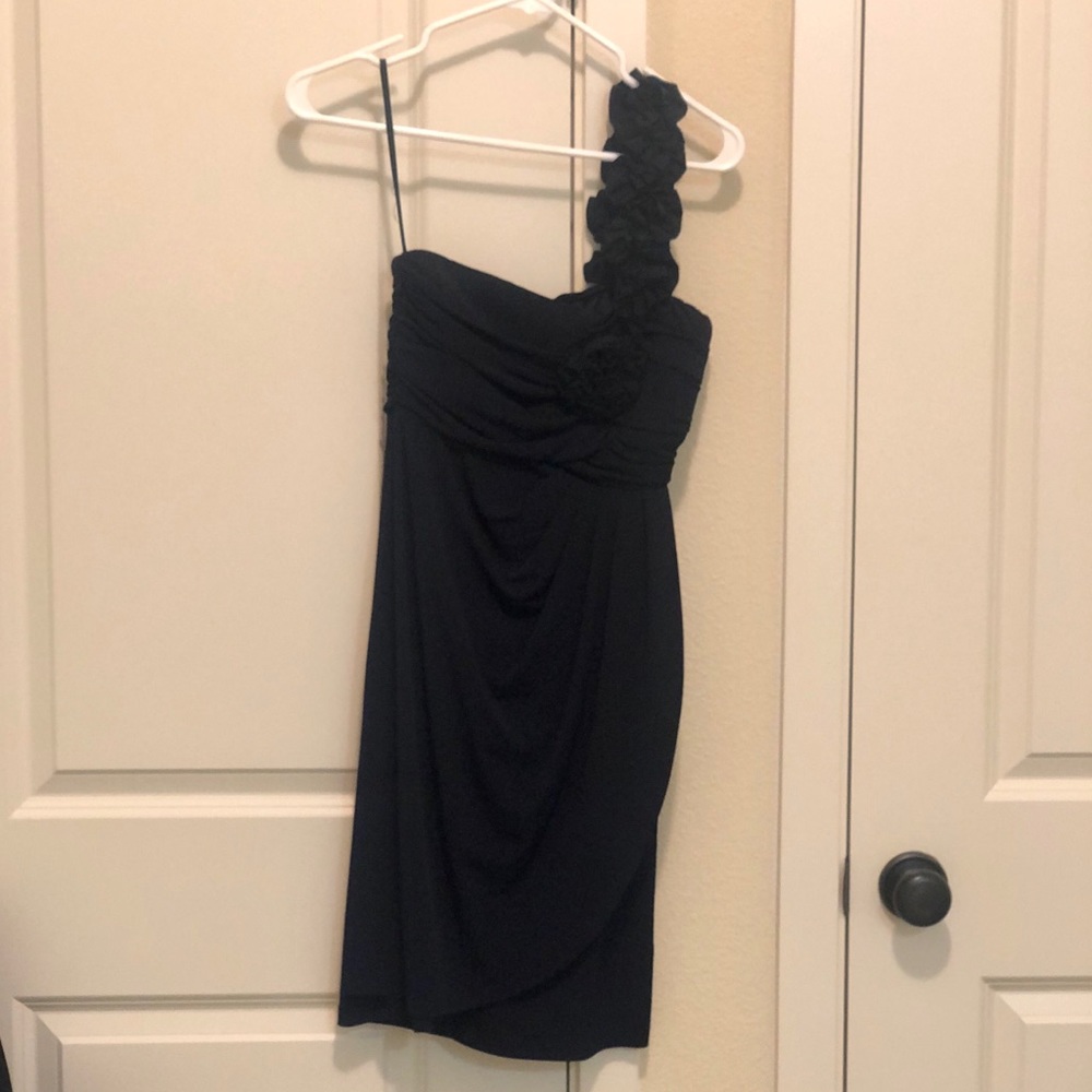 En focus midi one shoulder dress